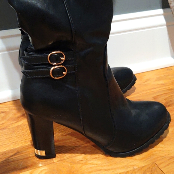 Women's size 7 Heeled Boot - Picture 6 of 6